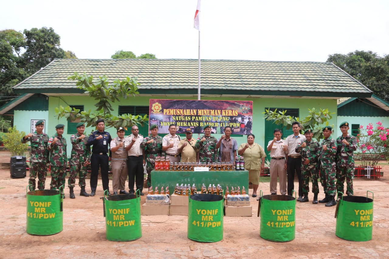 Satgas Pamtas RI-PNG Yonif 411 Kostrad Musnahkan 1.236 Botol Miras Ilegal