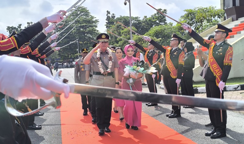 Tradisi Pedang Pora Lepas Komjen M Iqbal dari Polda Riau