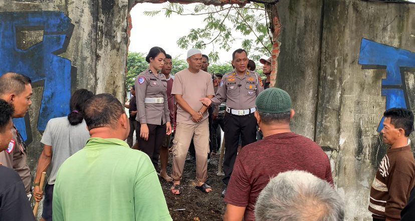 Jalan Kebanjiran, Warga Bobol Dinding Pembatas RSDC untuk Buka Akses 