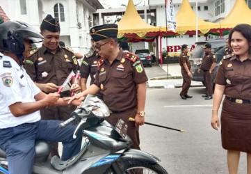 Kejari Rohil Gelar Upacara dan Bagi Bunga Dalam Peringatan Harkodia 