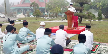 H Zukri Lakasnakan Shalat Idul Adha Dirumah Dinas