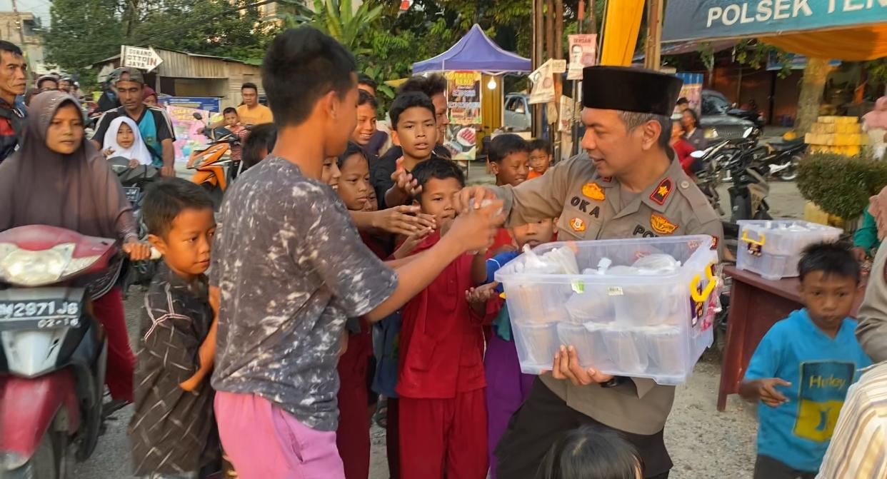 Berkah Ramadhan, Kapolsek Tenayan Raya Bersama Bhayangkari Bagi-bagi Takjil Gratis 