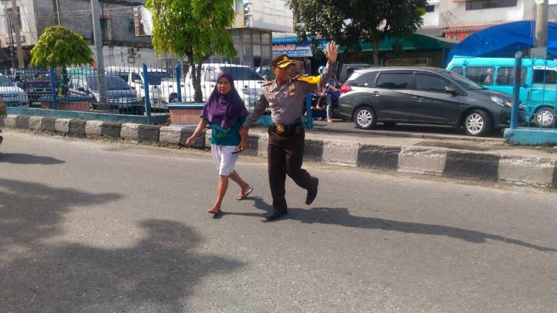 Meskipun Puasa Polisi Ini Tetap Aktif Melayani Masyarakat