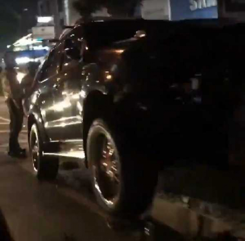 Diduga Hilang Konsentrasi. Seorang Pengemudi di Jalan Sudirman Hantam Pembatas Jalan