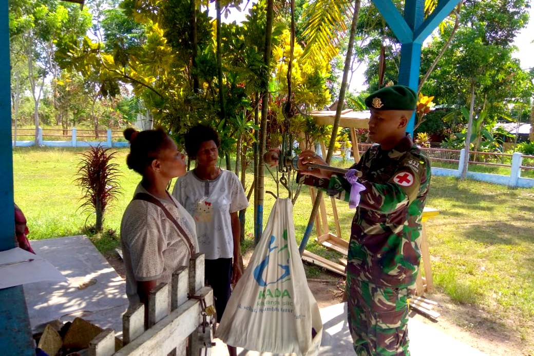 Satgas Pamtas RI-PNG Yonif 411 Kostrad dan Puskesmas Sota Gelar Posyandu