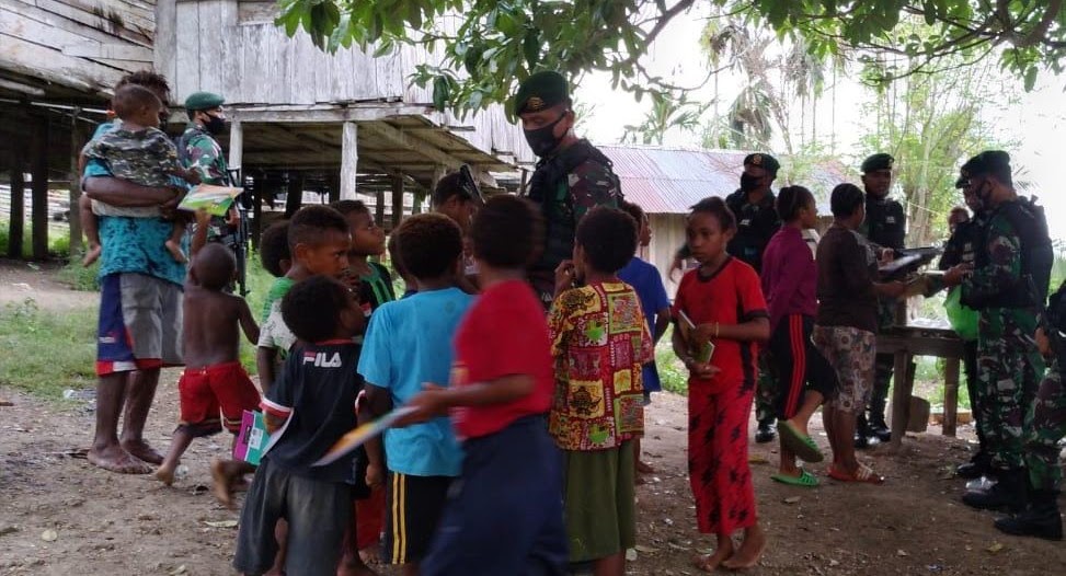 Luar Biasa, Satgas Pamtas PNG Yonif Mekanis Raider 413 Kostrad Bantu Cerdaskan Anak Bangsa