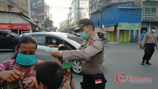 Antisipasi Penyebaran Covid-19, Polsek Kota Kisaran Bagi 2000 Masker