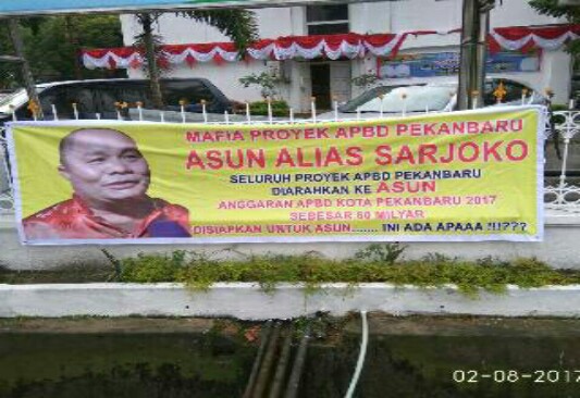 Spanduk "Asun Mafia Proyek" Terpajang di Pagar Kantor Walikota