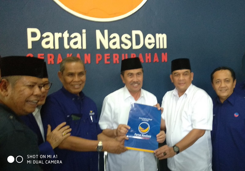 Syamsuar-Edy Natar Terima SK Penetapan Paslon Gubenur dari NasDem