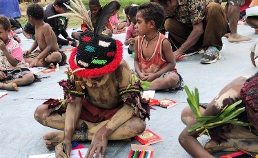 Satgas Yonif Mekanis 203/AK Mengadakan Lomba Mewarnai di Desa Lowanom