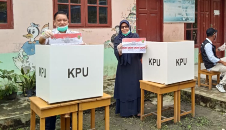 Kh.Syafril Bersama Istri Berikan Hak Suara di TPS 02