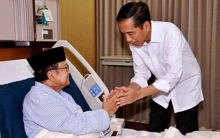 Jokowi Jenguk BJ Habibie di RS RSPAD