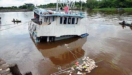 Pompong Anugrah Ditabrak Kapal Berbedera Panama di Sungai Musi