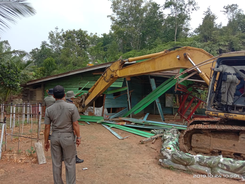 Basmi Pekat, Tim Yustisi Kampar Bongkar Paksa Warung Remang - Remang