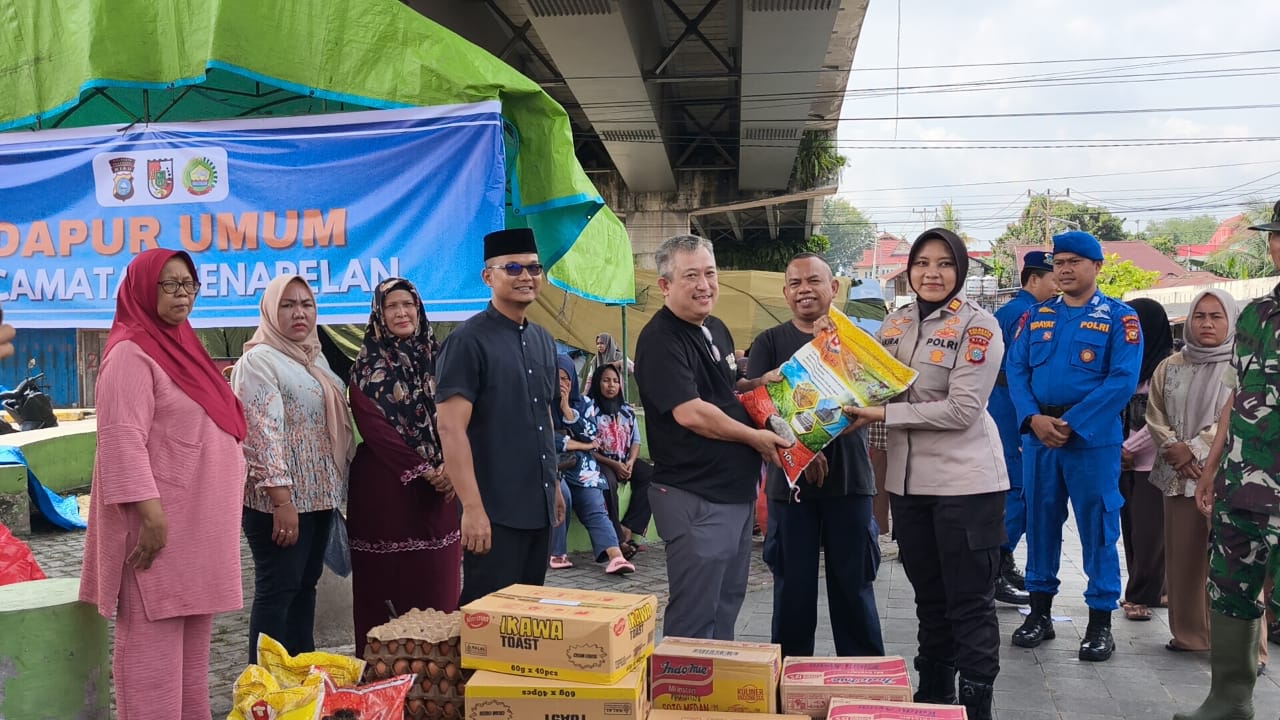 Peduli Warga Terdampak Banjir, Polsek Senapelan Bersama Donatur Serahkan Bantuan