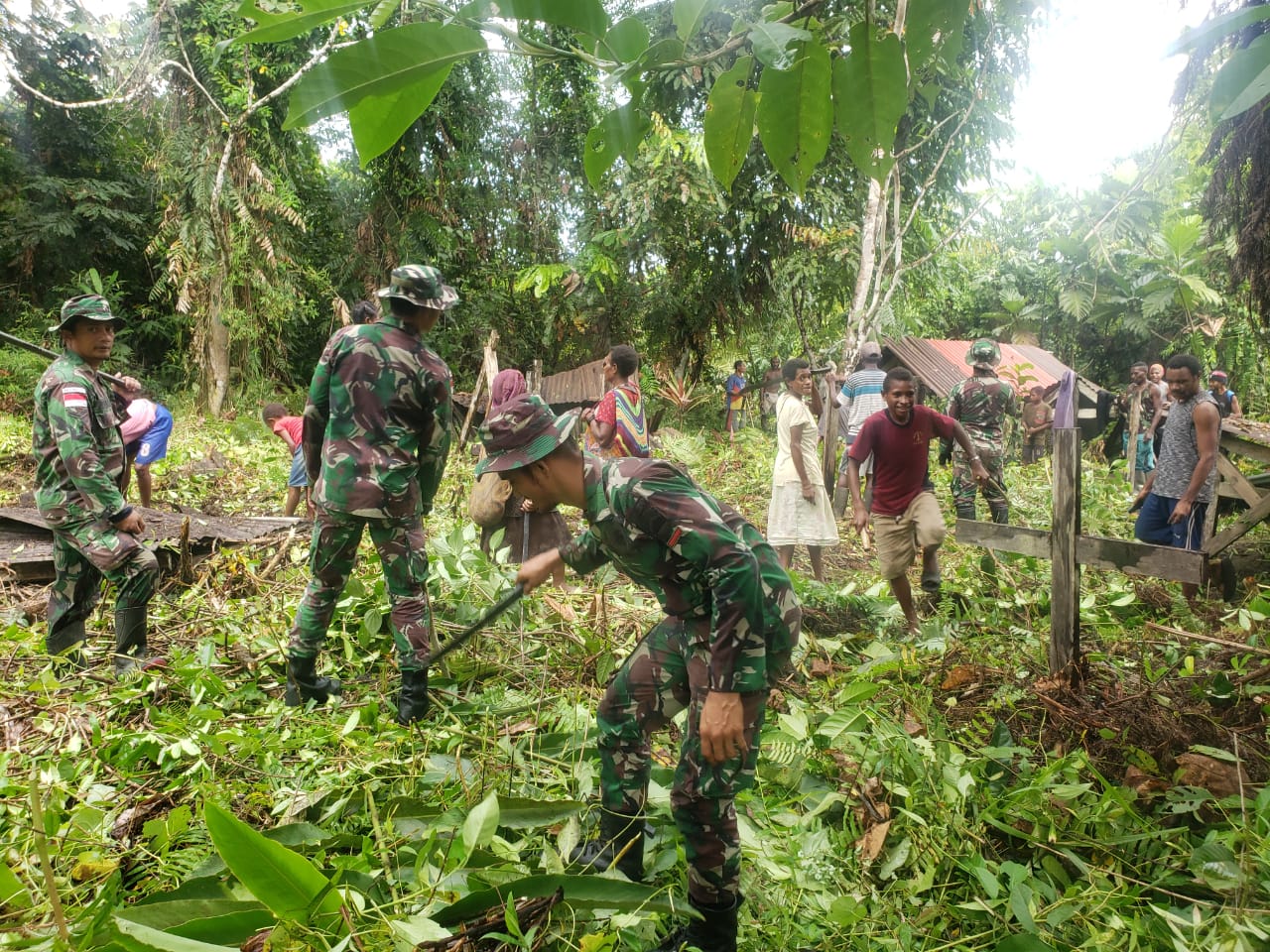 Satgas Pamtas Yonif 126/KC dan Masyarakat Gotong - Royong Membersihkan TPU