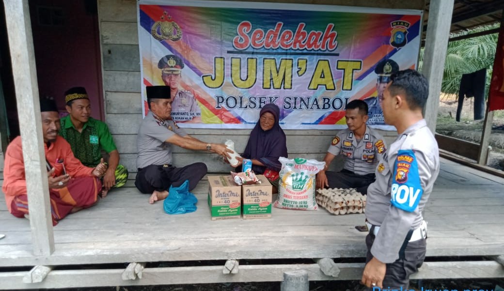 Gelar Jumat Barokah..  Nenek Supinah Terima Bantuan Dari Polsek Sinaboi