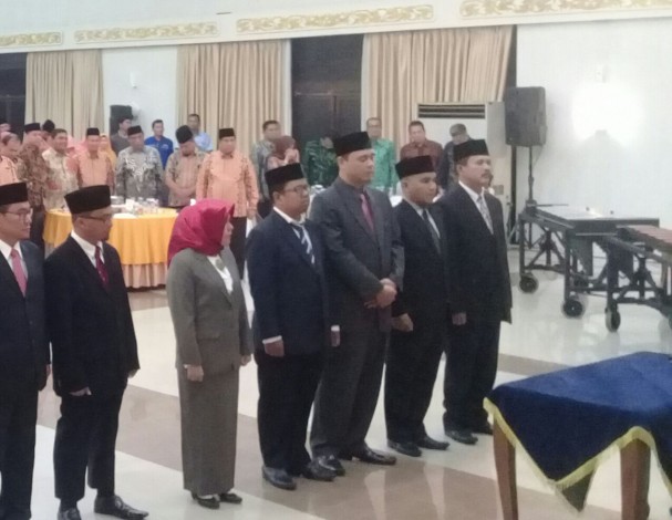 Akhirnya, Gubri Lantik Komisioner KI dan KIP Riau