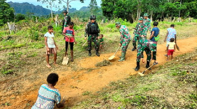 Satgas Pamtas RI-PNG Yonif 126/KC Membersihkan Lingkungan Bersama Warga di Perbatasan