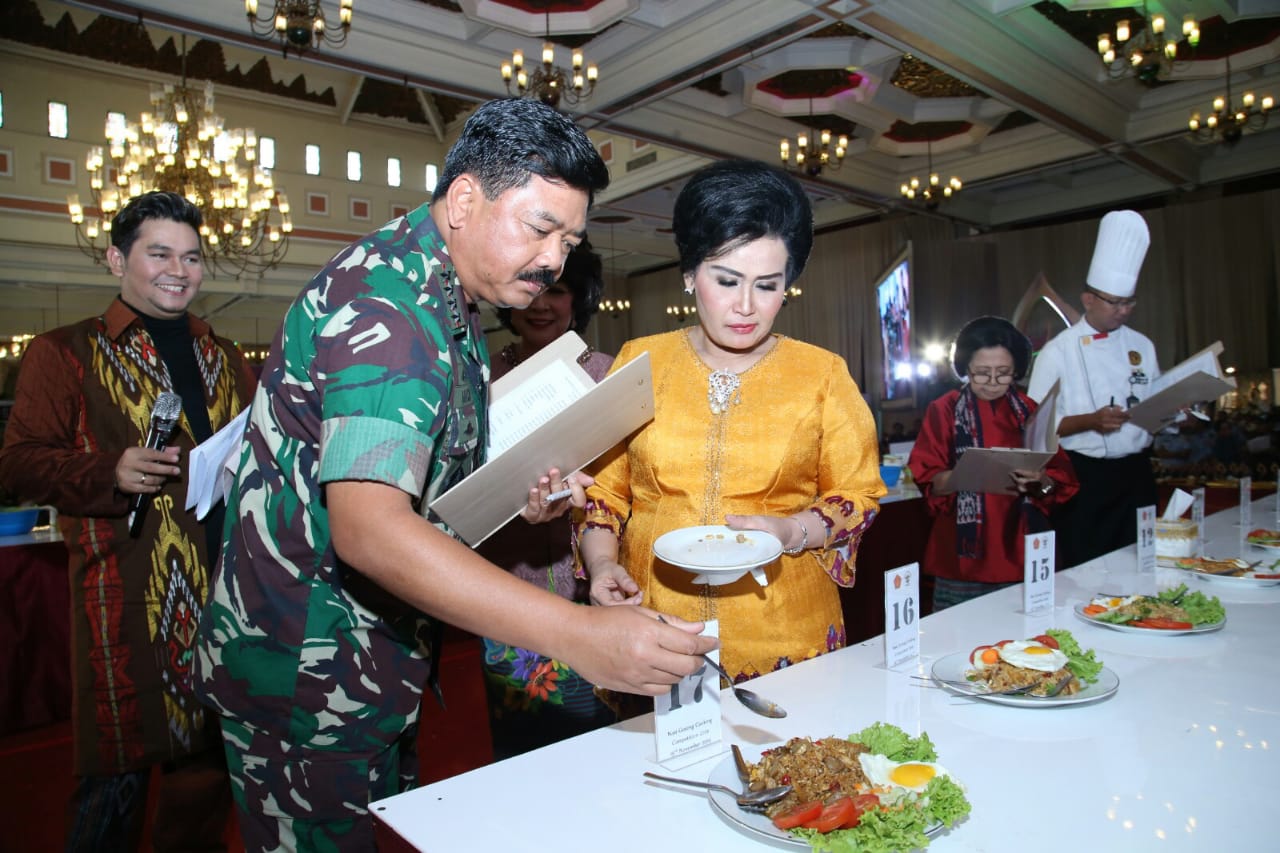 Panglima TNI Marsekal Jadi Juri Memasak Nasi Goreng