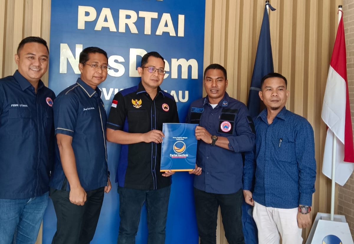 Rusdinur, SH, MH Terima SK Garda Pemuda Partai Nasdem Kabupaten Kampar