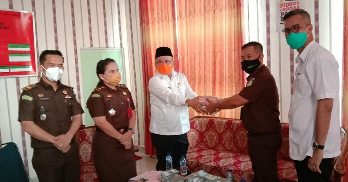 Selamatkan Rp,660 Juta Rupiah , Kejari Rohil Serahkan Kerugian Negara Hasil Korupsi di Sekwan 