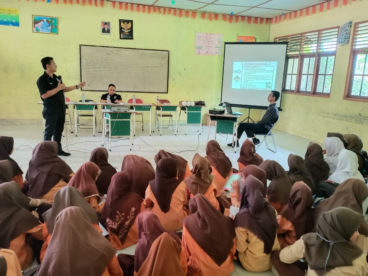 Satnarkoba Polres Rohil Beri Penyuluhan Bahaya Narkoba  Bagi Siswa Baru Di MA Al-Mujahirin