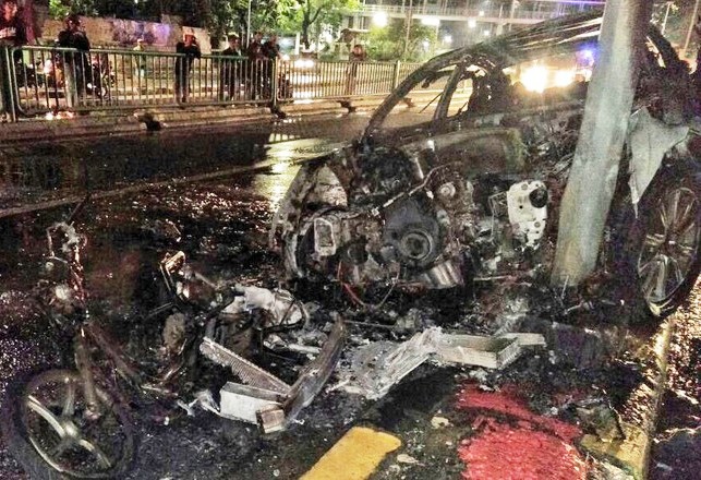 Sedan Audi Tabrakan, Lantas Sama-sama Terbakar