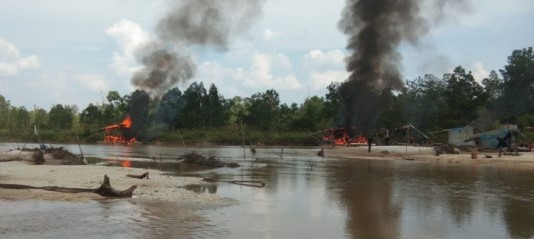 Polisi Razia Lokasi PETI, Para Penambang Lari Kocar Kacir Memasuki Hutan