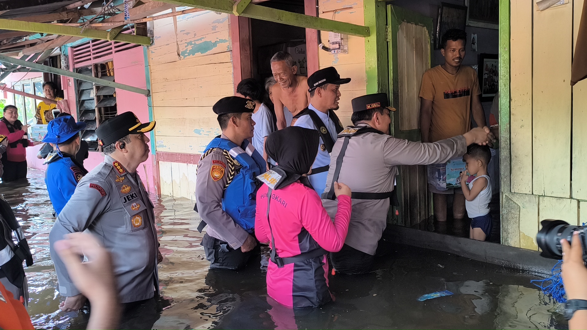 Tinjau Korban Banjir di Rumbai, Kapolda Riau Bagikan Paket Sembako