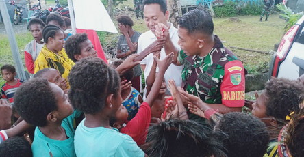 ini Ceritanya Saat Babinsa Bagikan Permen di Kampung Mawokauw Jaya