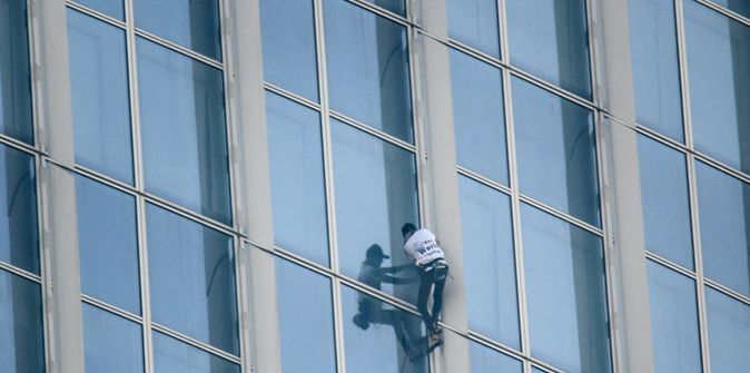 Spiderman Dari Prancis Daki Gedung Pencakar Langit Untuk Kibarkan Bendera Perdamaian