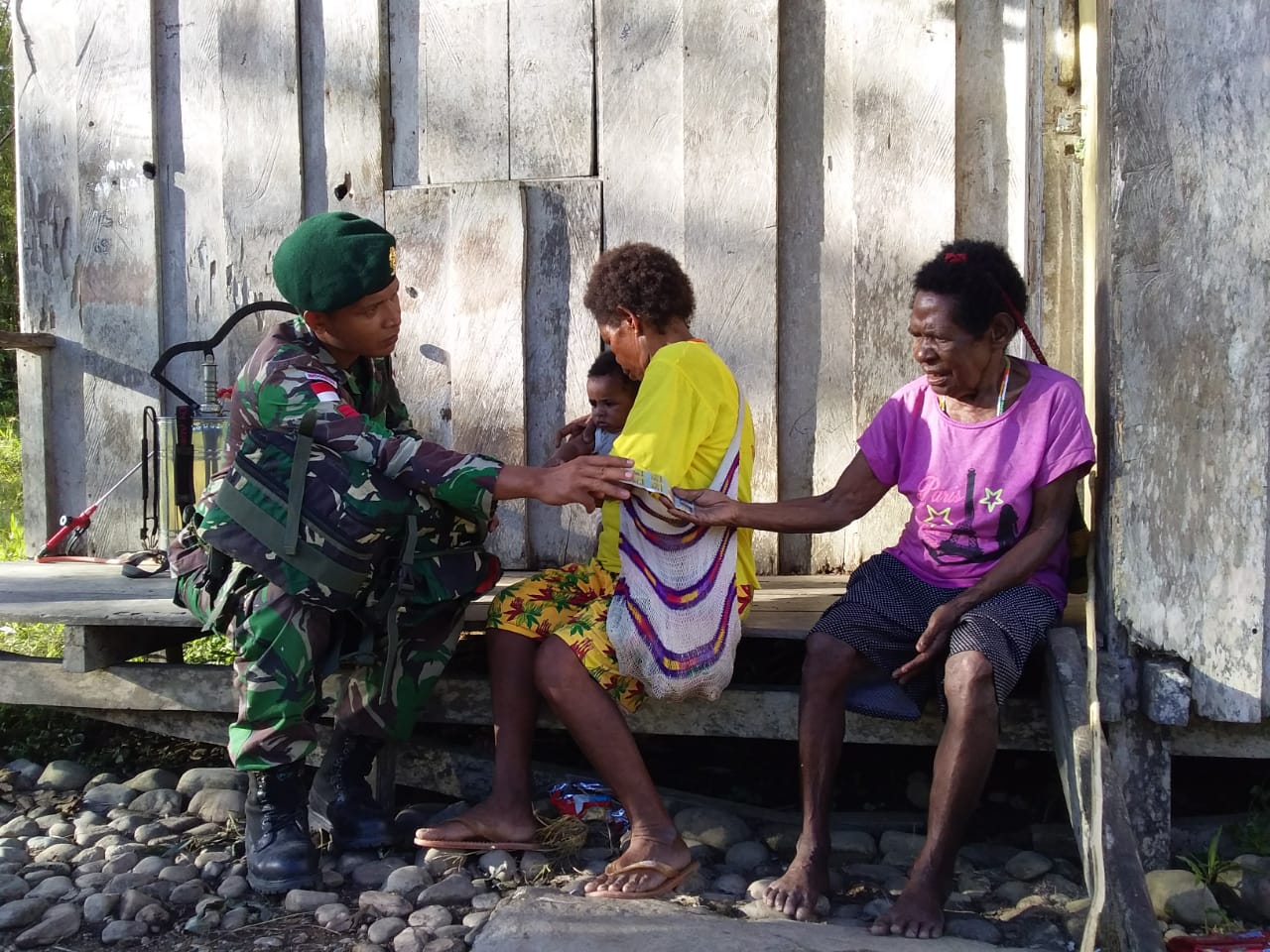 Satgas Yonif 755 Kostrad Mengatasi Permasalahan Kesehatan Masyarakat Hemigoma di Papua