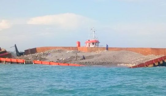 Deputi III Kemenko Maritim Tinjau Tongkang Bermuatan Zirkon 