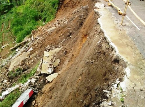 Jalan Menuju Lokasi Wisata Air Terjun di Desa Genilangit Longsor