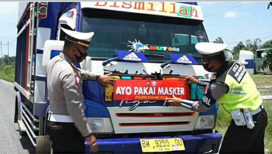 Ajak Pakai Maker, Satlantas Polres Rohil Pasang Stiker di Kenderaan Umum