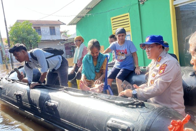 Tim SAR Ditpolairud Polda Riau Evakuasi Warga Terdampak Banjir