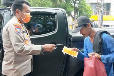 Tukang Becak Dapat Bantuan Tim Jumat Barokah Polda Banten