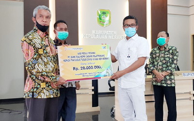 Arahan Bupati, BRK Kepri Salurkan Paket Bansos Sembako dan Uang Tunai