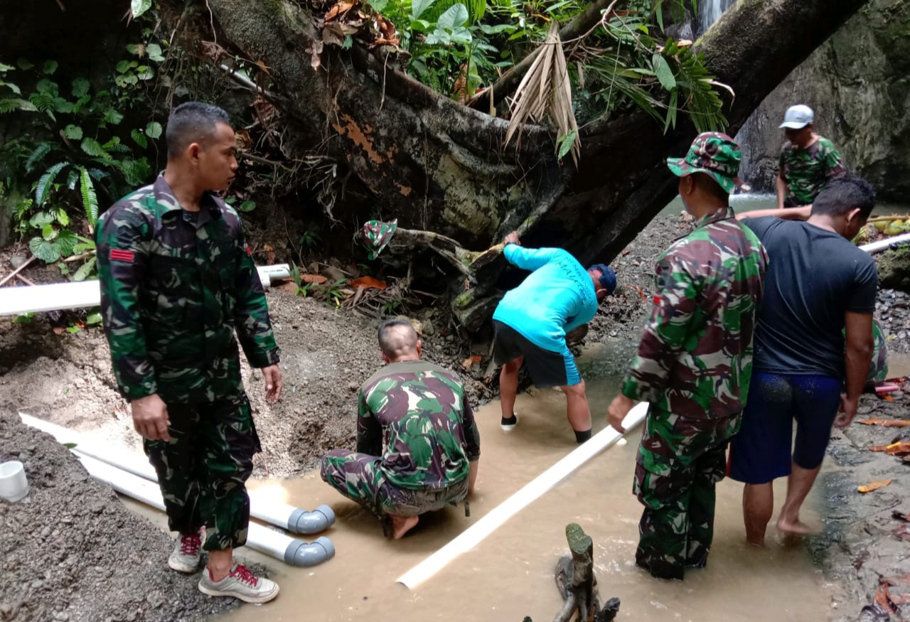 Satgas Pamrahwan Maluku Yonif RK 136 / TS Bantu Warga Memasang Pipa Saluran Air