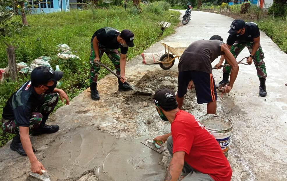 Luar Biasa, Satgas Pamtas Yonif 642 Goro Tambal Jalan Berlubang