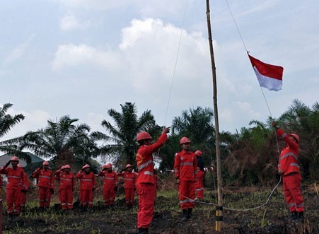 Tim Satgas Karhutla Peringati HUT RI Ke-74 Di Bekas Lahan Kebakaran