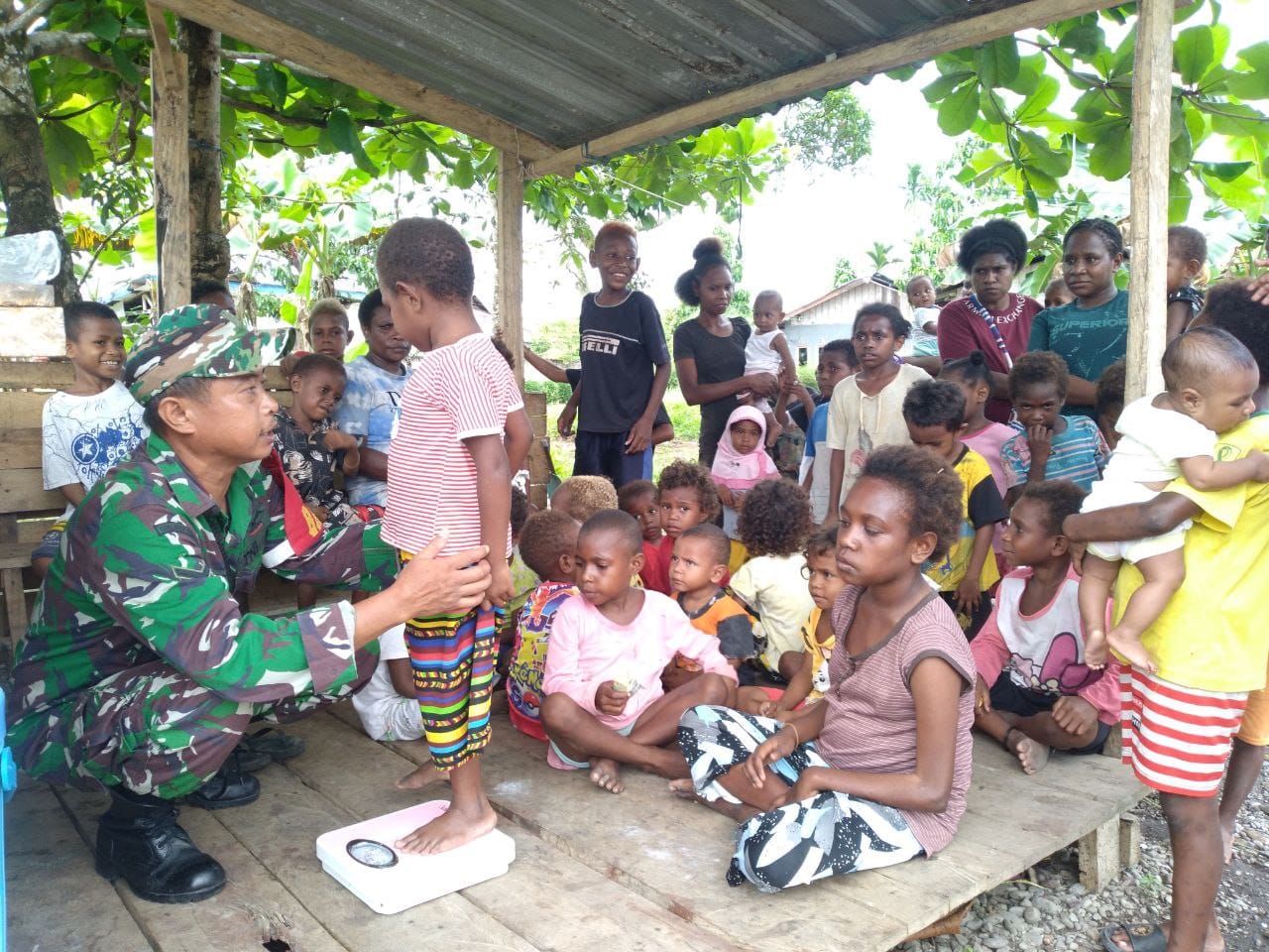 Babinsa Koramil 1710-07/Mapurujaya Berikan Makanan Tambahan Untuk Balita Mencegah Stunting