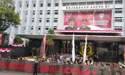 Massa Sebut Wako Pekanbaru dan Kroninya "Kebal Hukum"