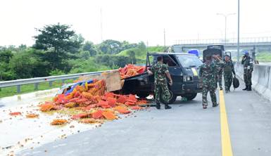 Prajurit TNI Bantu Korban Kecelakaan di Tol Pasuruan-Probolinggo