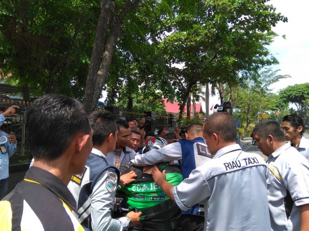 Pengemudi Gojek Diamuk Supir Taksi Konvensional