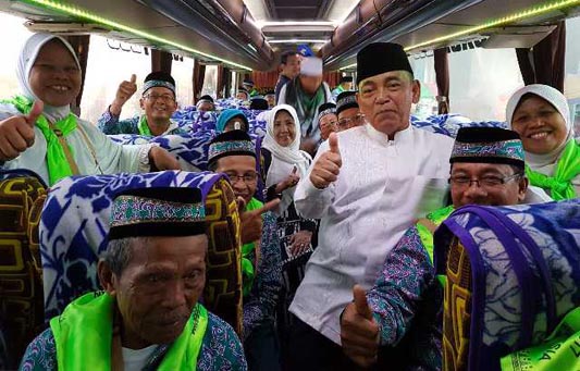 Bupati Harris Naik Bus Antar Jamaah Haji ke SSK II