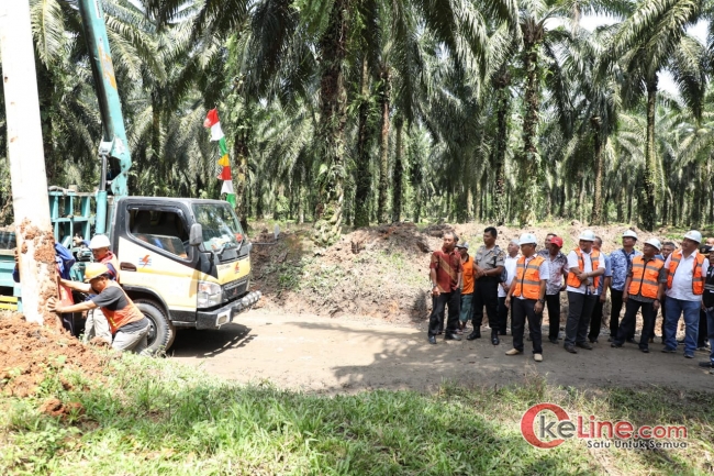 Penumbangan Pohon Bukti Dimulai Pembangunan Jaringan Listrik Warga Bukit Kijang