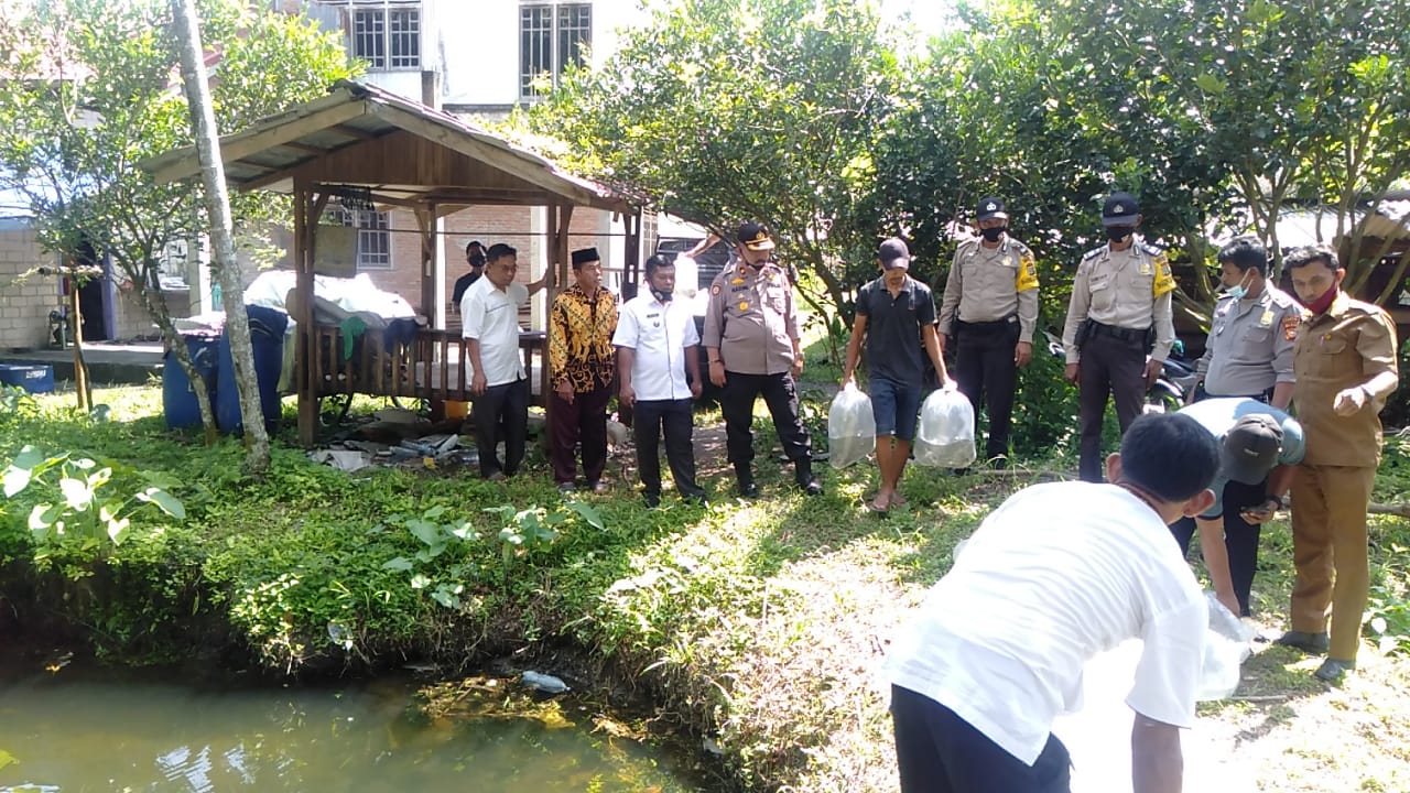 Polsek Tapung Berikan 10 ribu Bibit Ikan Jelang Hari Bhayangkara