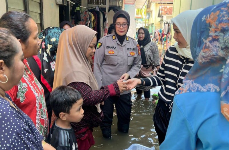 Polresta Pekanbaru Berikan Layanan Kesehatan dan Pengobatan Gratis bagi Korban Banjir di Senapelan